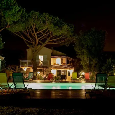 De Charme, Piscine Et A Pieds Apartment