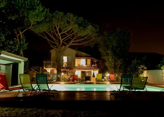De Charme, Piscine Et A Pieds 아파트
