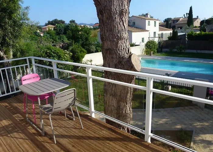 De Charme, Piscine Et A Pieds 아파트 *